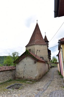 Kenti Türk saldırılarından korumak için inşa edilmiş bir duvarla çevrili Sighisoara kalesinin bir kulesi. Sighisoara Kalesi 'nin de bugün dokuzu halen mevcut olan 14 tane savunma kulesi vardı.