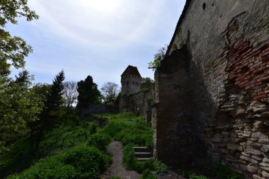 Kenti Türk saldırılarından korumak için inşa edilmiş bir duvarla çevrili Sighisoara kalesinin bir kulesi. Sighisoara Kalesi 'nin de bugün dokuzu halen mevcut olan 14 tane savunma kulesi vardı.
