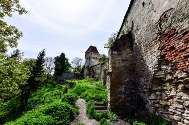 Kenti Türk saldırılarından korumak için inşa edilmiş bir duvarla çevrili Sighisoara kalesinin bir kulesi. Sighisoara Kalesi 'nin de bugün dokuzu halen mevcut olan 14 tane savunma kulesi vardı.