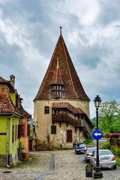 Kenti Türk saldırılarından korumak için inşa edilmiş bir duvarla çevrili Sighisoara kalesinin bir kulesi. Sighisoara Kalesi 'nin de bugün dokuzu halen mevcut olan 14 tane savunma kulesi vardı.