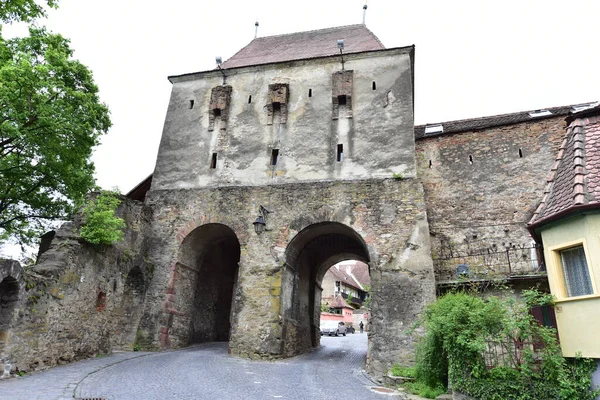 Ein Turm Der Festung Sighisoara Umgeben Von Einer Mauer Gebaut — Stockfoto