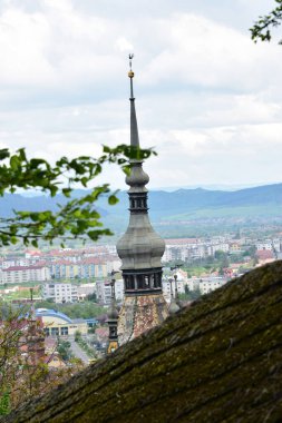 Sighisoara 'daki saat kulesi kalenin ana kapısı ve 1575 yılına kadar belediye binası olan en büyük savunma kulesidir.