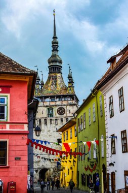 Sighisoara 'daki saat kulesi kalenin ana kapısı ve 1575 yılına kadar belediye binası olan en büyük savunma kulesidir.
