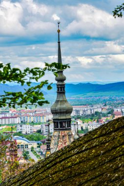 Sighisoara 'daki saat kulesi kalenin ana kapısı ve 1575 yılına kadar belediye binası olan en büyük savunma kulesidir.