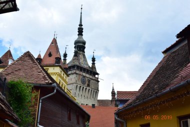 Sighisoara 'daki saat kulesi kalenin ana kapısı ve 1575 yılına kadar belediye binası olan en büyük savunma kulesidir.