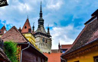 Sighisoara 'daki saat kulesi kalenin ana kapısı ve 1575 yılına kadar belediye binası olan en büyük savunma kulesidir.