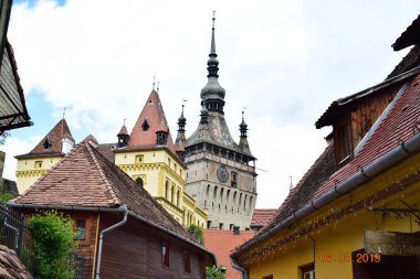 Sighisoara 'daki saat kulesi kalenin ana kapısı ve 1575 yılına kadar belediye binası olan en büyük savunma kulesidir.