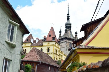 Sighisoara 'daki saat kulesi kalenin ana kapısı ve 1575 yılına kadar belediye binası olan en büyük savunma kulesidir.