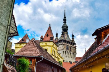 Sighisoara 'daki saat kulesi kalenin ana kapısı ve 1575 yılına kadar belediye binası olan en büyük savunma kulesidir.