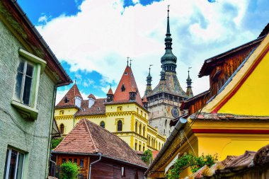 Sighisoara 'daki saat kulesi kalenin ana kapısı ve 1575 yılına kadar belediye binası olan en büyük savunma kulesidir.