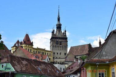 Sighisoara 'daki saat kulesi kalenin ana kapısı ve 1575 yılına kadar belediye binası olan en büyük savunma kulesidir.
