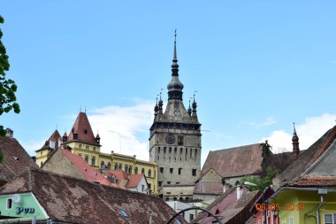 Sighisoara 'daki saat kulesi kalenin ana kapısı ve 1575 yılına kadar belediye binası olan en büyük savunma kulesidir.
