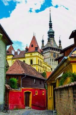 Sighisoara 'daki saat kulesi kalenin ana kapısı ve 1575 yılına kadar belediye binası olan en büyük savunma kulesidir.
