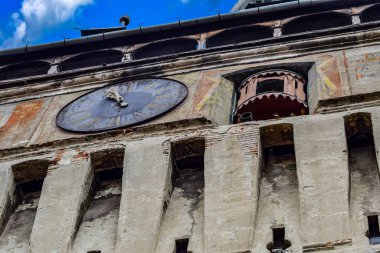 Sighisoara 'daki saat kulesi kalenin ana kapısı ve 1575 yılına kadar belediye binası olan en büyük savunma kulesidir.