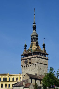 Sighisoara 'daki saat kulesi kalenin ana kapısı ve 1575 yılına kadar belediye binası olan en büyük savunma kulesidir.