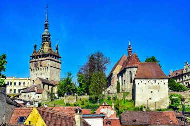 Sighisoara 'daki saat kulesi kalenin ana kapısı ve 1575 yılına kadar belediye binası olan en büyük savunma kulesidir.