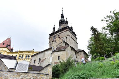 Sighisoara 'daki saat kulesi kalenin ana kapısı ve 1575 yılına kadar belediye binası olan en büyük savunma kulesidir.