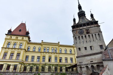 Sighisoara 'daki saat kulesi kalenin ana kapısı ve 1575 yılına kadar belediye binası olan en büyük savunma kulesidir.