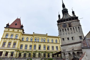 Sighisoara 'daki saat kulesi kalenin ana kapısı ve 1575 yılına kadar belediye binası olan en büyük savunma kulesidir.