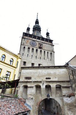 Sighisoara 'daki saat kulesi kalenin ana kapısı ve 1575 yılına kadar belediye binası olan en büyük savunma kulesidir.