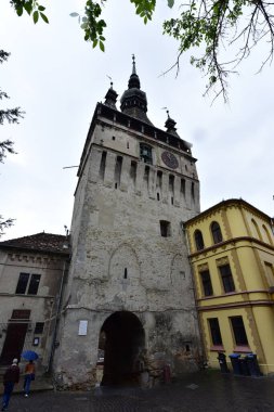 Sighisoara 'daki saat kulesi kalenin ana kapısı ve 1575 yılına kadar belediye binası olan en büyük savunma kulesidir.