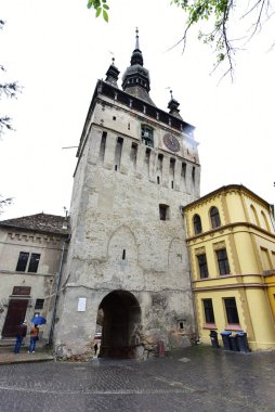 Sighisoara 'daki saat kulesi kalenin ana kapısı ve 1575 yılına kadar belediye binası olan en büyük savunma kulesidir.