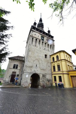 Sighisoara 'daki saat kulesi kalenin ana kapısı ve 1575 yılına kadar belediye binası olan en büyük savunma kulesidir.