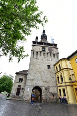 Sighisoara 'daki saat kulesi kalenin ana kapısı ve 1575 yılına kadar belediye binası olan en büyük savunma kulesidir.