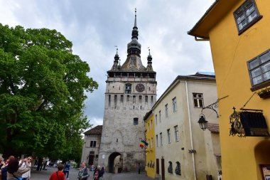 Sighisoara 'daki saat kulesi kalenin ana kapısı ve 1575 yılına kadar belediye binası olan en büyük savunma kulesidir.