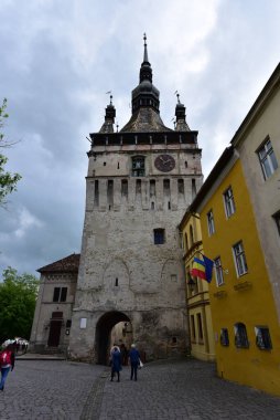 Sighisoara 'daki saat kulesi kalenin ana kapısı ve 1575 yılına kadar belediye binası olan en büyük savunma kulesidir.