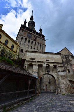 Sighisoara 'daki saat kulesi kalenin ana kapısı ve 1575 yılına kadar belediye binası olan en büyük savunma kulesidir.