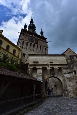Sighisoara 'daki saat kulesi kalenin ana kapısı ve 1575 yılına kadar belediye binası olan en büyük savunma kulesidir.