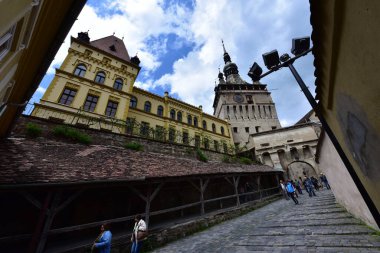 Sighisoara 'daki saat kulesi kalenin ana kapısı ve 1575 yılına kadar belediye binası olan en büyük savunma kulesidir.