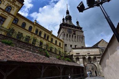 Sighisoara 'daki saat kulesi kalenin ana kapısı ve 1575 yılına kadar belediye binası olan en büyük savunma kulesidir.