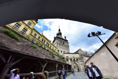 Sighisoara 'daki saat kulesi kalenin ana kapısı ve 1575 yılına kadar belediye binası olan en büyük savunma kulesidir.