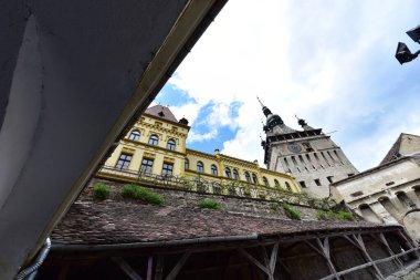 Sighisoara 'daki saat kulesi kalenin ana kapısı ve 1575 yılına kadar belediye binası olan en büyük savunma kulesidir.