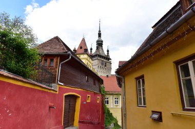 Sighisoara 'daki saat kulesi kalenin ana kapısı ve 1575 yılına kadar belediye binası olan en büyük savunma kulesidir.