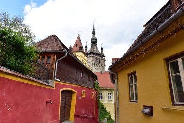 Sighisoara 'daki saat kulesi kalenin ana kapısı ve 1575 yılına kadar belediye binası olan en büyük savunma kulesidir.