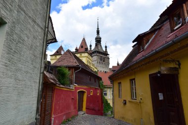 Sighisoara 'daki saat kulesi kalenin ana kapısı ve 1575 yılına kadar belediye binası olan en büyük savunma kulesidir.