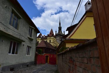 Sighisoara 'daki saat kulesi kalenin ana kapısı ve 1575 yılına kadar belediye binası olan en büyük savunma kulesidir.