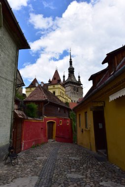 Sighisoara 'daki saat kulesi kalenin ana kapısı ve 1575 yılına kadar belediye binası olan en büyük savunma kulesidir.