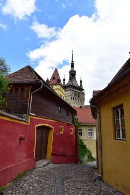 Sighisoara 'daki saat kulesi kalenin ana kapısı ve 1575 yılına kadar belediye binası olan en büyük savunma kulesidir.