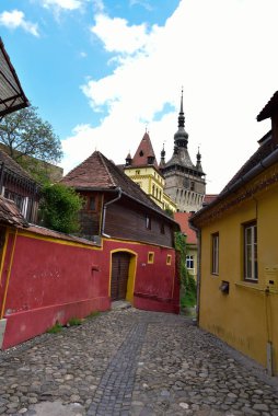 Sighisoara 'daki saat kulesi kalenin ana kapısı ve 1575 yılına kadar belediye binası olan en büyük savunma kulesidir.