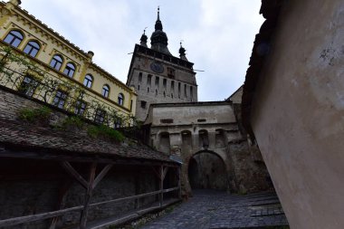 Sighisoara 'daki saat kulesi kalenin ana kapısı ve 1575 yılına kadar belediye binası olan en büyük savunma kulesidir.