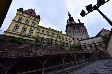 Sighisoara 'daki saat kulesi kalenin ana kapısı ve 1575 yılına kadar belediye binası olan en büyük savunma kulesidir.