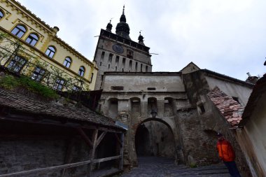 Sighisoara 'daki saat kulesi kalenin ana kapısı ve 1575 yılına kadar belediye binası olan en büyük savunma kulesidir.