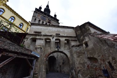 Sighisoara 'daki saat kulesi kalenin ana kapısı ve 1575 yılına kadar belediye binası olan en büyük savunma kulesidir.