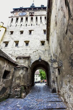 Sighisoara 'daki saat kulesi kalenin ana kapısı ve 1575 yılına kadar belediye binası olan en büyük savunma kulesidir.