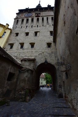Sighisoara 'daki saat kulesi kalenin ana kapısı ve 1575 yılına kadar belediye binası olan en büyük savunma kulesidir.