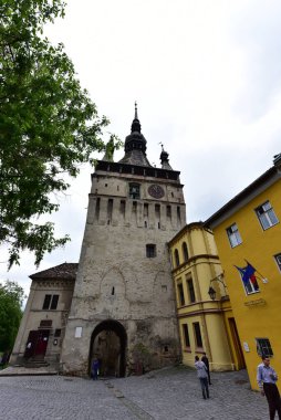 Sighisoara 'daki saat kulesi kalenin ana kapısı ve 1575 yılına kadar belediye binası olan en büyük savunma kulesidir.